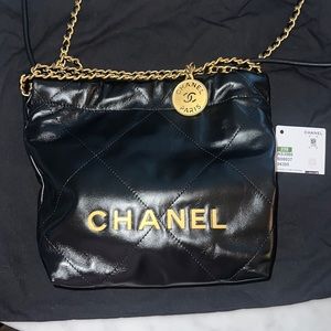 💯 Authentic NWT Chanel Mini 22